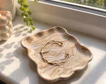 Handgemaakt vierkant sieradenbakje | Neutraal gemarmerd schaaltje met geschulpte rand | Sieradenbakje | Ringhouder | Minimalistisch woondecoratiecadeau