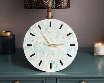 Handgemaakte gemarmerde wandklok – eco-hars Scandinavisch decor, 31 cm