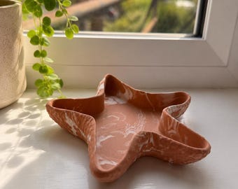 Handgemaakte snuisterijschaal met sterschelp | Opvangbak kustdecor | Op de oceaan geïnspireerde sieradenhouder | Neutraal schaaltje | Decoratie strandhuis