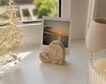 Handgemaakte neutrale fotohouder in de vorm van een hart met marmerlook – neutrale bureaudecoratie, ideaal voor het tentoonstellen van Polaroid-foto's.