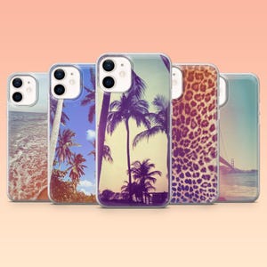 Könnte beinhalten: Fünf Smartphone-Hüllen mit verschiedenen Designs. Die Hüllen zeigen Bilder von einem Strand, Palmen und einem Leopardenmuster. Die Hüllen bestehen aus transparentem Kunststoff und sind für Smartphones konzipiert.