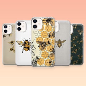 Peut inclure: Cinq coques de téléphone avec des motifs d'abeilles. Les coques présentent diverses illustrations d'abeilles, des motifs en nid d'abeille et des éléments floraux en jaune, noir et blanc. Les coques sont présentées sur un fond dégradé pêche.