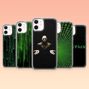 Puede incluir: Una colección de cinco fundas para teléfono inspiradas en la película "Matrix". Las fundas muestran imágenes de personajes, código binario y las icónicas pastillas rojas y azules. Las fundas son negras y verdes.