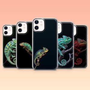 Könnte beinhalten: Eine Reihe von Handyhüllen mit farbenfrohen Chamäleon-Designs. Jede Hülle zeigt ein anderes Chamäleon, mit Farben von Grün und Gelb bis Rot und Blau, vor einem dunklen Hintergrund. Die Hüllen bestehen aus einem transparenten, schützenden Material.