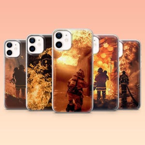 Può includere: Una collezione di cinque custodie per telefono con immagini di vigili del fuoco in azione. Le custodie mostrano scene di vigili del fuoco che combattono le fiamme, con vivaci tonalità arancioni e gialle. Le custodie sono trasparenti con un paraurti protettivo.