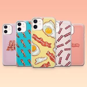 Könnte beinhalten: Eine Sammlung von Handyhüllen mit Frühstücksmotiven. Die Hüllen zeigen Muster aus Speck, Spiegeleiern und Speckstreifen auf verschiedenen farbigen Hintergründen, darunter Rosa, Türkis und Gelb.