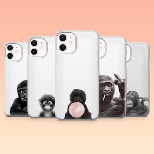 Puede incluir: Una colección de cinco fundas blancas para teléfono, cada una con una imagen en blanco y negro de un primate. Las imágenes incluyen un gorila, un mono y un chimpancé soplando una burbuja de chicle.