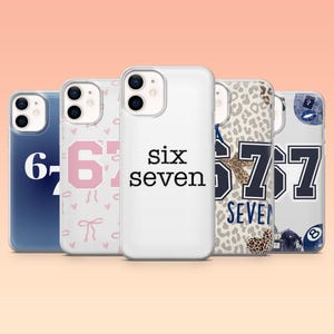 Könnte beinhalten: Fünf iPhone-Hüllen mit verschiedenen Designs. Die Hüllen zeigen die Zahlen "6" und "7", die Wörter "six seven" und ein Leopardenmuster. Die Hüllen sind in den Farbtönen Blau, Rosa und Weiß gehalten.