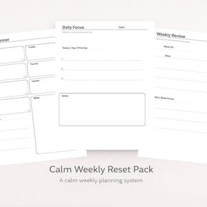 Op de afbeelding: Drie witte papieren plannerbladen met lay-outs voor wekelijkse planning, dagelijkse focus en wekelijkse beoordeling. De tekst luidt "Calm Weekly Reset Pack" en "A calm weekly planning system".