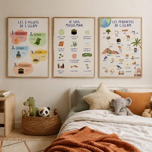 Peut inclure: Trois affiches éducatives encadrées présentant des illustrations et du texte en français sur les enseignements islamiques, incluant les cinq piliers, l'identité musulmane et les prophètes, exposées dans une chambre d'enfant au-dessus d'un lit.