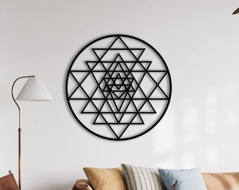 Arte de pared metálico con geometría sagrada Sri Yantra para paredes modernas y decoración simbólica.