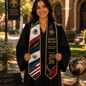 Può includere: Una laureata sorridente in toga nera tiene due stole di laurea. Una stola presenta le bandiere messicana e americana, l'altra ha il testo "Jessica Miller, Pacific State University, Classe del 2026". Un mappamondo e dei libri sono sul tavolo.