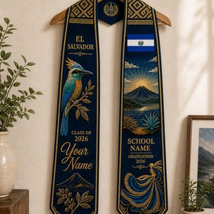 Può includere: Stola di laurea blu navy con dettagli dorati. Presenta un'illustrazione di uccello colorata, la scritta "El Salvador" e spazio per un nome. L'altro lato mostra la bandiera di El Salvador, un paesaggio montano e la scritta "School Name Graduation 2026".