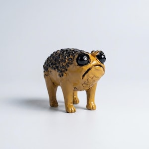 Figurine drôle de crapaud triste, statue de grenouille moche et mignonne, animal de compagnie de bureau crapaud grincheux, grenouille en argile cahoteuse réaliste, art hilarant de crapaud aux longues jambes