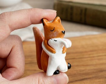 Fuchs und Hase umarmt Figur, orange Fuchs weiße Kaninchen Umarmung Statue, Harz-Tierstatue im Ton-Look, Schreibtisch-Haustier, vermissen Sie Geschenk,
