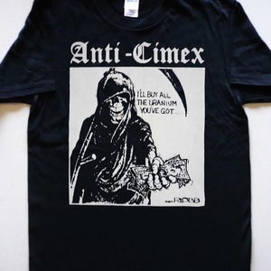 Może przedstawiać: Czarna koszulka z białą grafiką. Grafika przedstawia napis "Anti-Cimex" nad ilustracją postaci ponurego żniwiarza trzymającego pieniądze i kosę. Zawiera również tekst "I'll buy all the uranium you've got..."