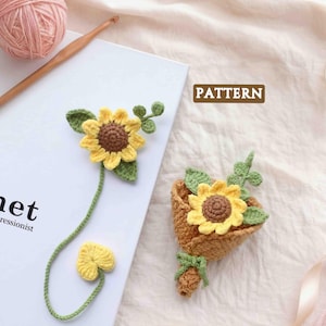 Könnte beinhalten: Gehäkelte Sonnenblumen-Designs, darunter ein Lesezeichen und ein kleiner Blumenstrauß. Die Sonnenblumen haben gelbe Blütenblätter und braune Zentren mit grünen Blättern und Stielen. Das Wort "PATTERN" ist sichtbar.