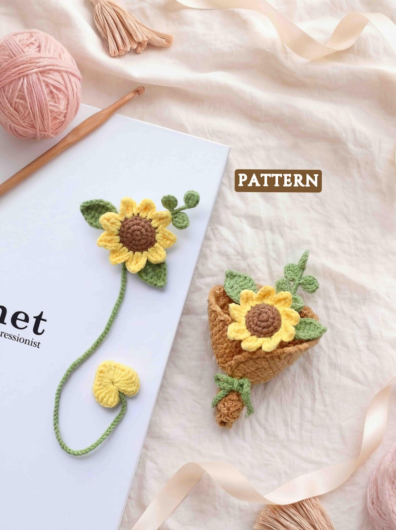 Puede incluir: Dise&ntilde;os de girasoles de ganchillo, incluyendo un marcap&aacute;ginas y un peque&ntilde;o ramo. Los girasoles tienen p&eacute;talos amarillos y centros marrones, con hojas y tallos verdes. La palabra "PATTERN" es visible.