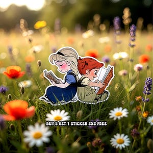 Peut inclure: Deux autocollants repr&eacute;sentant des personnages de dessins anim&eacute;s lisant des livres dans un champ de fleurs. Un personnage a les cheveux blonds et porte une robe bleue, l'autre a les cheveux roux et porte une robe verte. Le texte "BUY 5 GET 1 STICKER 2X2 FREE" est en bas.