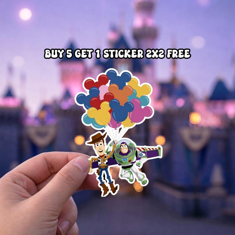 Op de afbeelding: Een sticker met Woody en Buzz Lightyear uit Toy Story, met een cluster van Mickey Mouse-vormige ballonnen. De sticker heeft de tekst "BUY 5 GET 1 STICKER 2X2 FREE" bovenaan. De achtergrond is wazig.