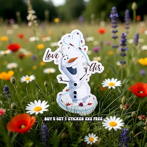 Puede incluir: Una pegatina blanca con Olaf de Frozen, con el texto "Love is in the Air". La pegatina tiene un contorno azul y muestra a Olaf sonriendo con una nariz de zanahoria. El fondo es un campo de flores coloridas.