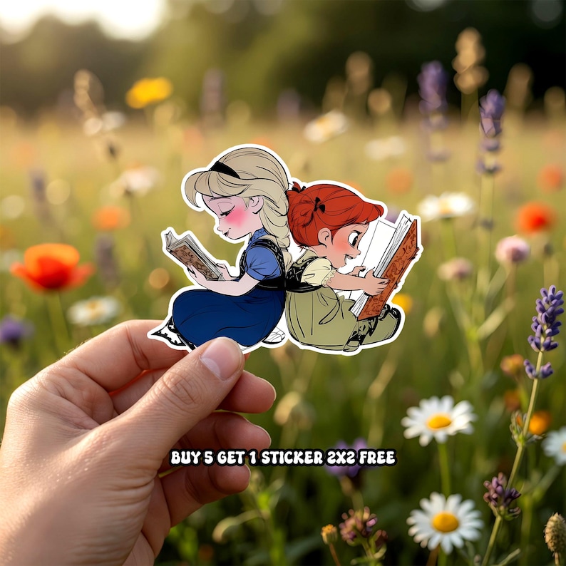 Peut inclure: Un autocollant repr&eacute;sentant deux jeunes filles de dessin anim&eacute; lisant des livres, l'une portant une robe bleue et l'autre une robe verte. Le texte "BUY 5 GET 1 STICKER 2x2 FREE" est inclus. Le fond est un champ de fleurs.