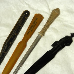 Colección de cuatro abrecartas, Fuller Brush Man, Funeral Supply, extracto de malta de Filadelfia y un tono de latón, publicidad de mediados de siglo