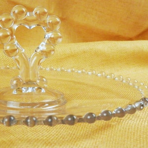 Vintage Candlewick-schaal met hartvormig handvat: imperiaal glaskralenrand