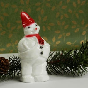 ミッドセンチュリーの雪だるまトリートホルダークリスマスオーナメント、硬質プラスチックの雪だるま1体、赤い尖った帽子とスカーフ、レトロな1940～1950年代のクリスマスデコレーション