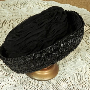 Vintage 60er schwarz Faux Raffia Stroh Boater Hut mit gekräuselten Stoff Krone, Union Made