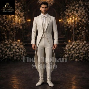Könnte beinhalten: Ein cremefarbener Anzug mit langem Gehrock, Weste und Hose. Der Anzug wird mit einer weißen Fliege und Lederschuhen kombiniert. Das Bild enthält den Text "The Chohan Studio".