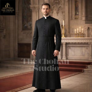 Könnte beinhalten: Ein schwarzer Geistlichenrock mit Stehkragen und Knopfleiste. Der Rock hat einen passenden Gürtel und wird von einer Person in einer Kirche getragen. Der Text "The Chohan Studio" ist auf dem Bild zu sehen.