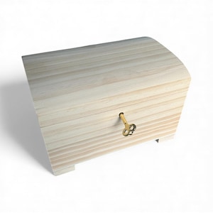 Może przedstawiać: Jasna drewniana skrzynia z zakrzywionym blatem i małym otworem na klucz. Skrzynia ma prosty design z widocznym usłojeniem drewna. Mały, złoty klucz jest włożony w otwór na klucz.