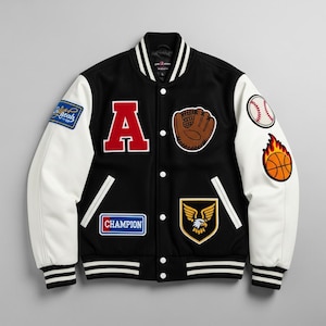 Puede incluir: Chaqueta universitaria negra con mangas blancas. Cuenta con un gran parche rojo "A", guante de béisbol, béisbol y baloncesto con llamas. Incluye el parche "Champion" y otros parches temáticos deportivos. La chaqueta tiene cuello, puños y dobladillo a rayas.