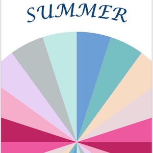 Könnte beinhalten: Ein farbenfrohes Grafikdesign mit dem Wort „SUMMER“ in marineblauer Schrift. Das Design zeigt einen Halbkreis aus strahlenförmigen Streifen in verschiedenen Pastellfarben, darunter Rosa, Blau und Pfirsich. In der oberen rechten Ecke befindet sich ein Logo.