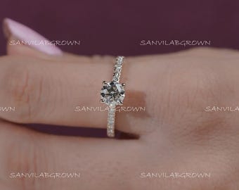 Delicato anello di fidanzamento con diamante sintetico rotondo, incastonato a griffe, anello di fidanzamento da donna, disponibile in oro giallo, bianco e rosa.
