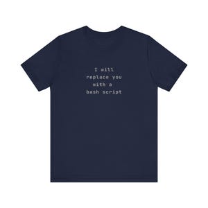 Op de afbeelding: Marineblauw T-shirt met de tekst "I will replace you with a bash script" in een eenvoudig lettertype. Het shirt heeft een ronde hals en korte mouwen.