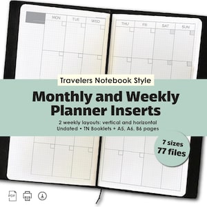 Può includere: Un'agenda aperta in stile traveler's notebook con layout a griglia mensili e settimanali non datati. Il testo recita: Travelers Notebook Style, Monthly and Weekly Planner Inserts, 2 weekly layouts: vertical and horizontal, Undated, TN Booklets + A5, A6, B6 pages, 7 sizes, 77 files.