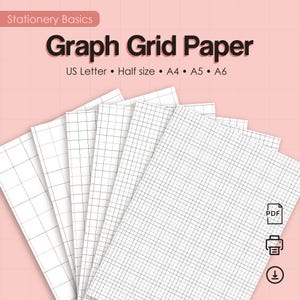 Op de afbeelding: Een verzameling witte vellen ruitjespapier met zwarte lijnen, voorzien van de tekst Stationery Basics, Graph Grid Paper, US Letter, Half size, A4, A5, A6, samen met PDF-, printer- en downloadpictogrammen op een lichtroze achtergrond.
