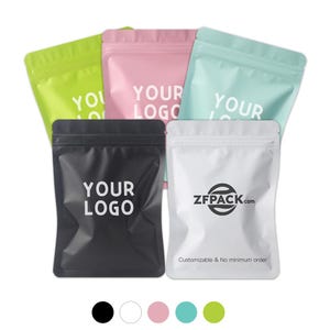 Op de afbeelding: Een assortiment kleurrijke, hersluitbare zakjes in zwart, wit, roze, teal en limoengroen. Elk zakje heeft een gedrukt logo of de woorden "YOUR LOGO" in het wit. Het witte zakje toont ook "ZFPACK.com" en "Customizable & No minimum order".