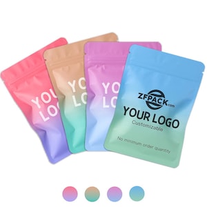 Puede incluir: Cuatro bolsas coloridas con degradado de color y cierre de cremallera. Una bolsa tiene el texto "YOUR LOGO" y "Customizable" con una dirección web. Las otras bolsas tienen el texto "YOU LOGO". Las bolsas son rosas, melocotón, moradas y azules.