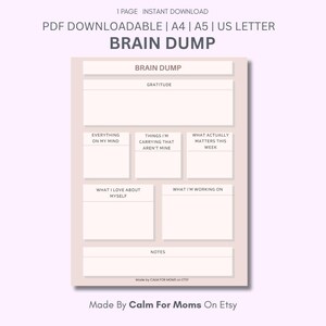 Może przedstawiać: Do pobrania planera PDF z jasnoróżowym tłem. Planer nosi tytuł "BRAIN DUMP" i zawiera sekcje wdzięczności, notatek i innych monitów. Tekst "Made By Calm For Moms On Etsy" znajduje się na dole.