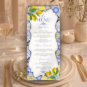 Peut inclure: Une carte de menu avec une bordure décorative avec des citrons et des carreaux bleus. Le menu répertorie les entrées, les plats principaux et les desserts. Le menu comprend du thon poêlé, du poulet aux herbes et du mini baklava.