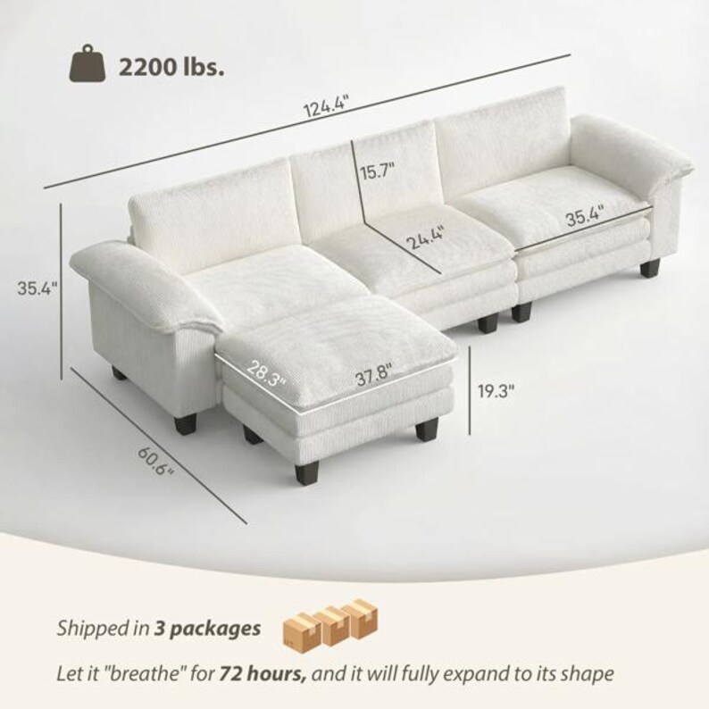 Pu&ograve; includere: Un divano componibile bianco con pouf abbinato, caratterizzato da un rivestimento in tessuto testurizzato e piedini a blocco scuri. Le linee di misura indicano una lunghezza totale di 316 cm, un'altezza di 90 cm e una portata di 998 kg.