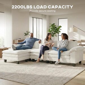 Pu&ograve; includere: Un grande divano componibile testurizzato color bianco sporco con chaise longue e piedini a blocco scuri. Il testo 2200LBS LOAD CAPACITY e Provide secure seating &egrave; visualizzato sopra il divano, occupato da tre persone.