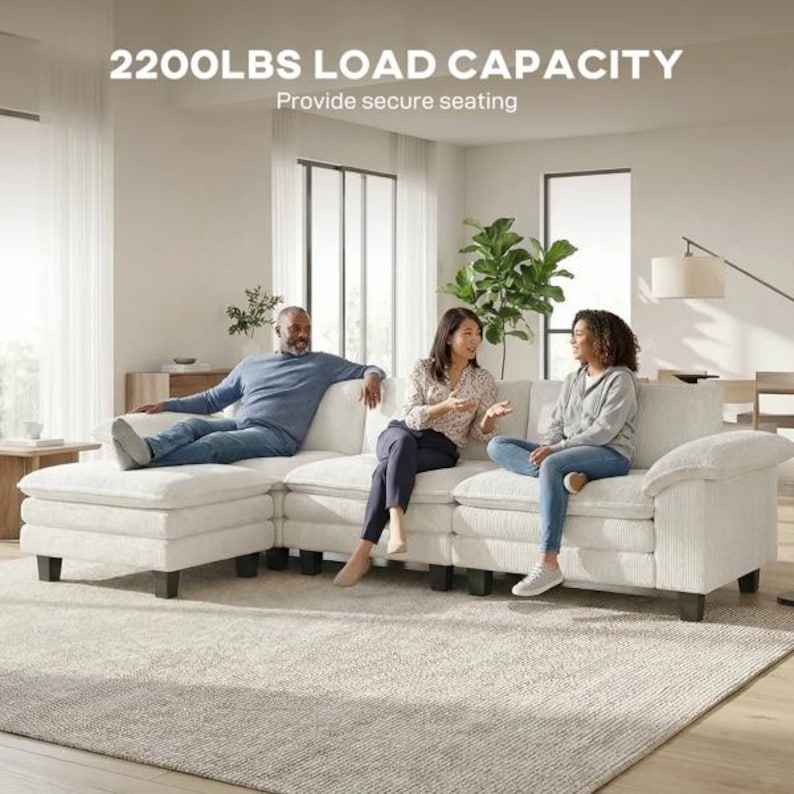 Pu&ograve; includere: Un grande divano componibile testurizzato color bianco sporco con chaise longue e piedini a blocco scuri. Il testo 2200LBS LOAD CAPACITY e Provide secure seating &egrave; visualizzato sopra il divano, occupato da tre persone.