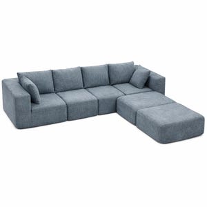 Może przedstawiać: Rustykalny drewniany szyld z napisem "Welcome to our home" w białych literach. Szyld ma postarzaną powierzchnię i prosty, zachęcający design, idealny na ganek lub do wejścia.