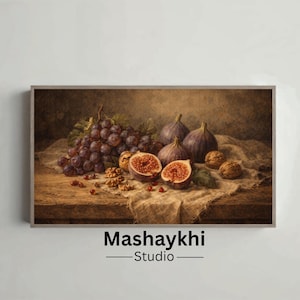 Puede incluir: Pintura de naturaleza muerta con una mesa de madera con uvas moradas, higos y nueces. Un higo está cortado por la mitad, revelando su interior rojo. La obra está firmada "Mashaykhi Studio".