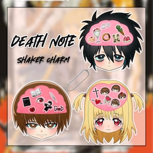 Op de afbeelding: Een set Death Note shaker charms met anime-personage-ontwerpen. Elke charm heeft een roze hersenvormig ontwerp met verschillende voedsel- en objectillustraties. De charms zijn verbonden door een zilveren ketting en bevatten de tekst "Death Note Shaker Charm."