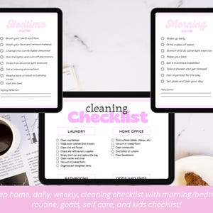 Op de afbeelding: Drie digitale tablets tonen checklists voor schoonmaak-, ochtend- en bedtijdroutines. De schoonmaakchecklist omvat taken voor wasgoed en thuiskantoor. De tekst is roze en zwart op een witte achtergrond.